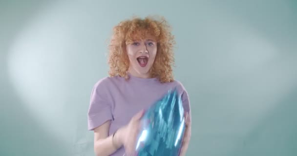 Słodka Dziewczyna Złapać Balony Podczas Zabawy Nimi Śmiech — Wideo stockowe