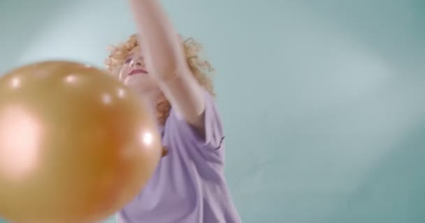 Zoet Meisje Vangen Ballonnen Terwijl Het Hebben Van Plezier Met — Stockvideo