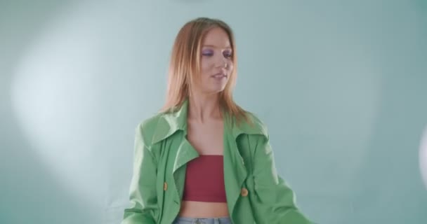 Atrakcyjna Piękna Dziewczyna Próbuje Złapać Balon — Wideo stockowe