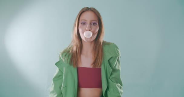 Çekici Kız Balonlarla Eğlenirken Balon Şişiriyor — Stok video
