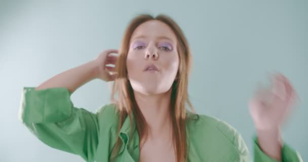 Attraktives Mädchen Bläst Beim Tanzen Blasen — Stockvideo