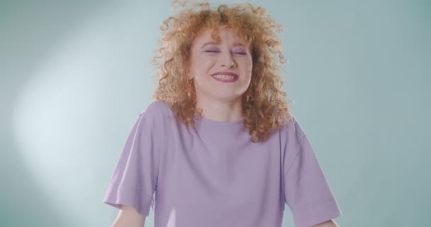 Słodka Dziewczyna Śmieje Się Podczas Żucia Gumy Ustach — Wideo stockowe