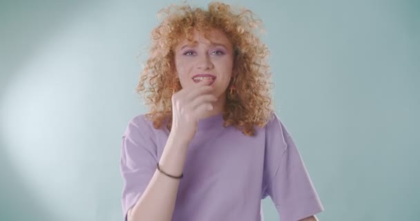 Sladká Roztomilá Dívka Protahování Žvýkačky Úst — Stock video