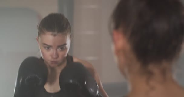 Κορίτσι Shadowboxing Γυμναστήριο Αργή Κίνηση — Αρχείο Βίντεο
