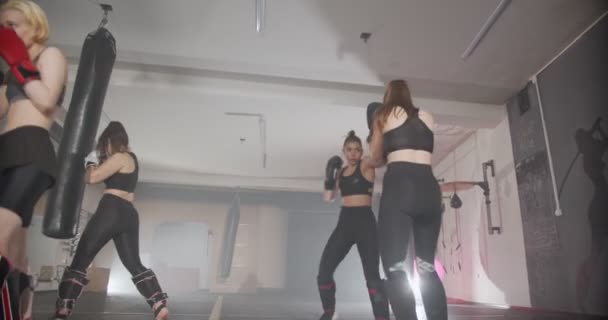 Четыре Девушки Бокс Тренажерном Зале — стоковое видео