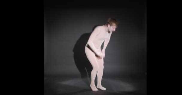 Genç Erkek Dansçı Elleri Bacakları Stüdyoda Hızla Dans Ediyor — Stok video