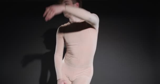 Молодой Танцор Танцует Быстро Закрыв Руки Ноги Студии — стоковое видео
