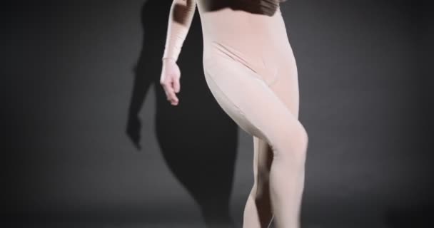 Jovem Dançarino Está Dançando Rápido Com Mãos Pernas Perto Estúdio — Vídeo de Stock