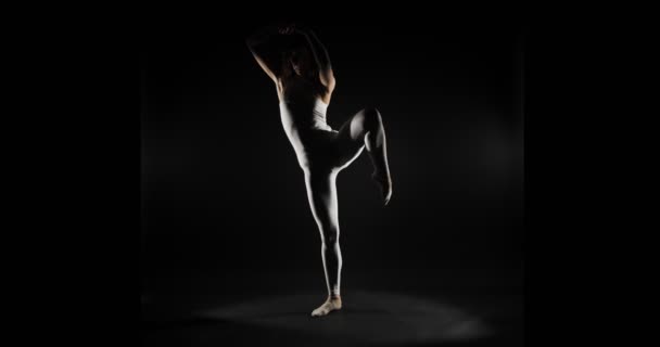 Балерина Танцует Делает Спиральные Движения Замедленной Съемке — стоковое видео