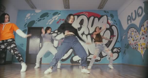 Groupe Danseurs Multiraciaux Dansent Pratiquent Leur Nouvelle Chorégraphie Ralenti — Video