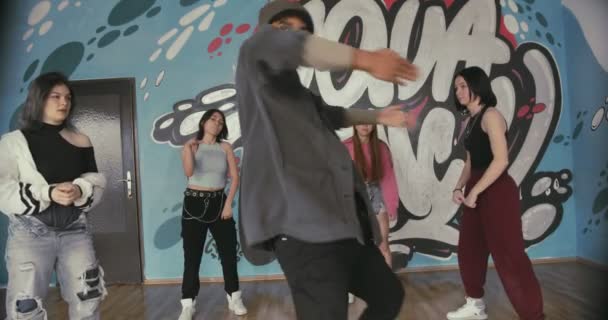 Preto Dançarino Masculino Está Terminando Sua Prática Dança Círculo Dança — Vídeo de Stock