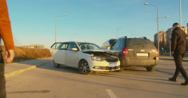 Dos Extraños Discutiendo Después Accidente Coche — Vídeos de Stock