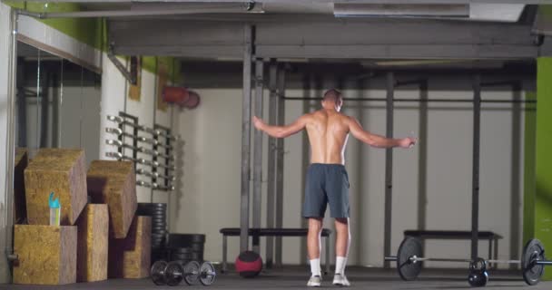 Man Training Met Een Springtouw Sportschool — Stockvideo