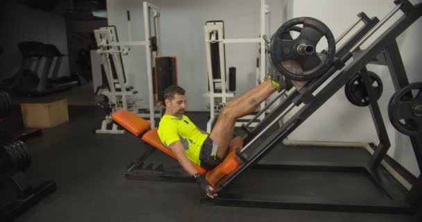 Senior Atleet Werkt Aan Zijn Benen Sportschool — Stockvideo