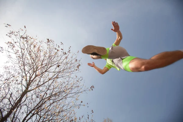 Schöner Männlicher Sportler Läuft Und Springt Über Die Kamera Selektiver — Stockfoto