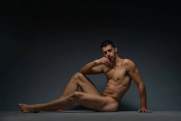 Gorgeous Naked Male Model Sitting Isolated Floor Studio While Looking — Stock Photo, Image