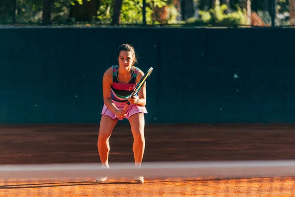 Tennisspielerin Wartet Auf Ihren Aufschlag Beim Sandplatz Tennisturnier — Stockfoto