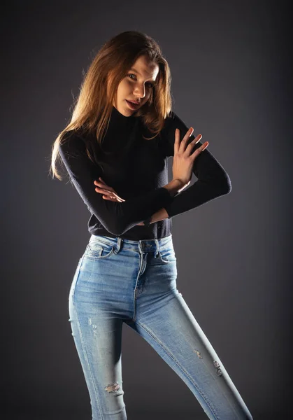 Uma Jovem Elegante Pescoço Rolo Preto Posando Isolado Fundo Escuro — Fotografia de Stock