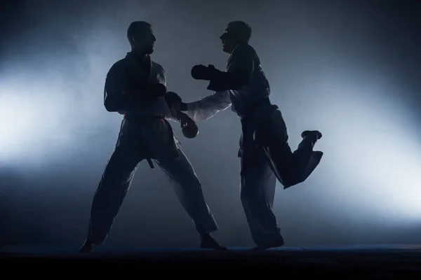 Hombres Karate Con Cinturón Negro Posando Campeón Del Mundo Negro — Foto de Stock