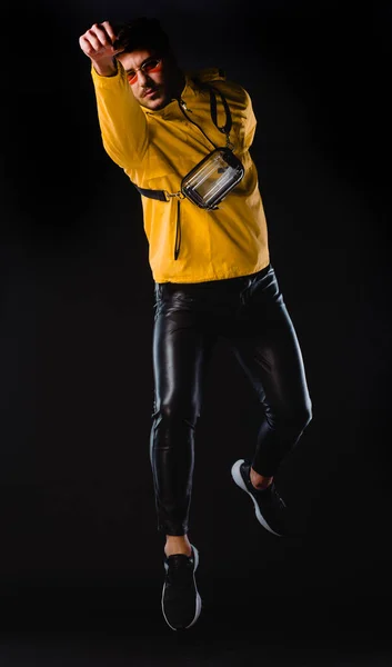 Stüdyo Moda Portresi Sarı Ceket Siyah Pantolon Giyen Yakışıklı Bir — Stok fotoğraf