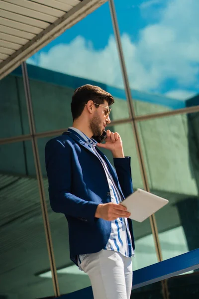 Hombre Negocios Urbano Está Satisfecho Con Conversación Que Está Teniendo —  Fotos de Stock