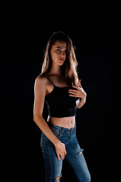 魅力的な若い女性モデルポーズで黒タンクトップ — ストック写真