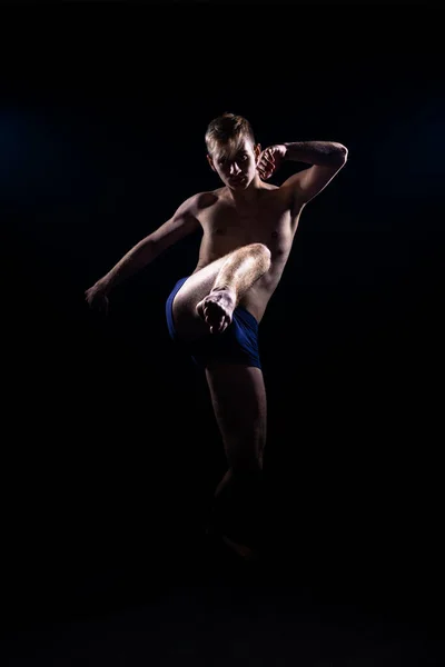 Slanke Atletische Semi Naakte Man Uitvoeren Van Moderne Stijl Dansbewegingen — Stockfoto