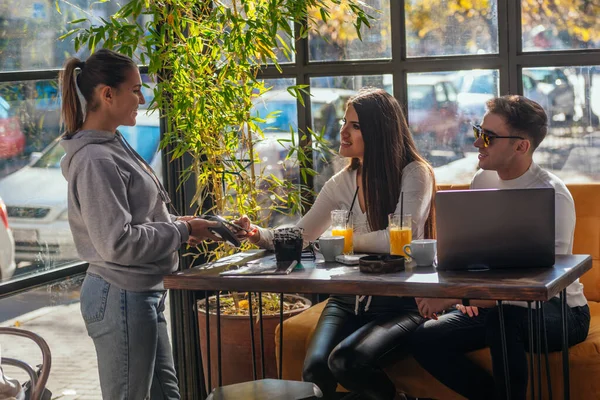 Vista Lateral Una Pareja Pagando Factura Cafetería Usando Pago Con —  Fotos de Stock