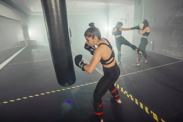 Mujer Boxeadora Boxeo Mujer Fitness Sonriendo Feliz Usando Guantes Boxeo — Foto de Stock