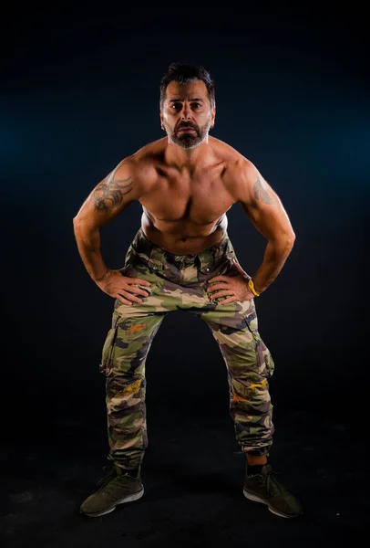 Muskelprotz Bodybuilder Mann Camouflage Hose Mit Nacktem Oberkörper — Stockfoto