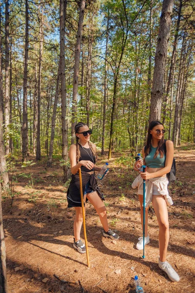 Duas Amigas Caucasianas Caminhando Floresta Uma Montanha Dia Ensolarado Agradável — Fotografia de Stock