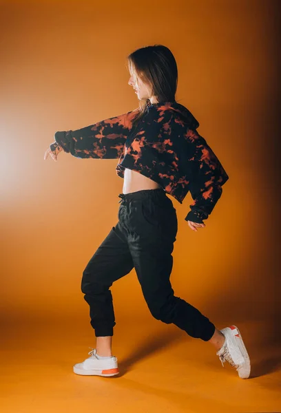 Kaukasische Tänzerin Beim Zeitgenössischen Tanz Auf Orangefarbener Wand — Stockfoto