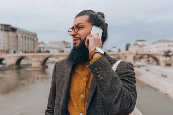 Snygg Kaukasisk Man Klädd Fashionabel Outfit Gör Ett Telefonsamtal Utomhus — Stockfoto