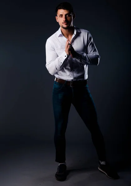 Retrato Hombre Moda Con Camisa Blanca Pantalones Mezclilla Azul — Foto de Stock