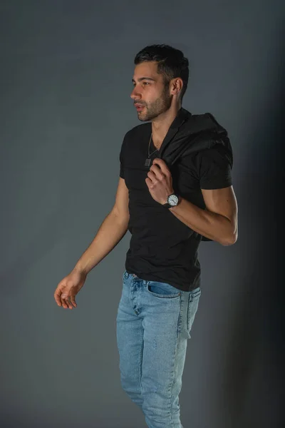 Forte Modelo Masculino Muscular Jeans Com Shirt Preta Segurando Seu — Fotografia de Stock