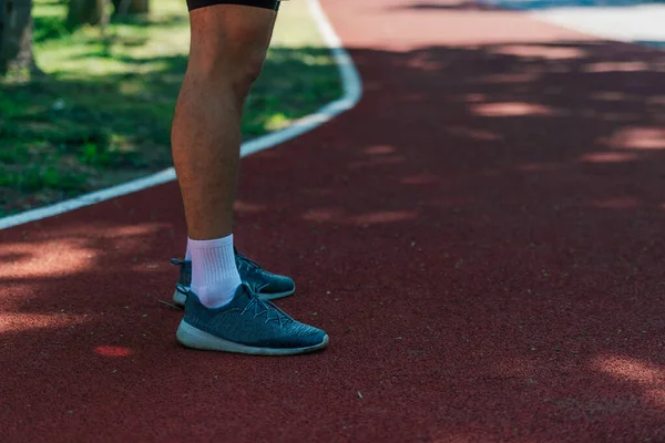 Nahaufnahme Von Männlichen Laufschuhen Auf Einer Rennstrecke Park — Stockfoto