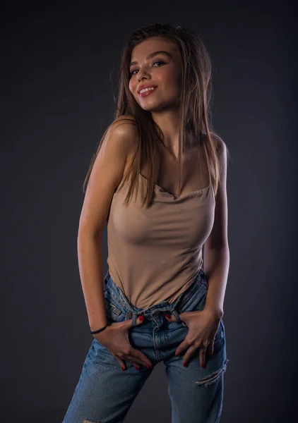 Retrato Uma Linda Garota Elegante Vestindo Top Tanque Bege Jeans — Fotografia de Stock