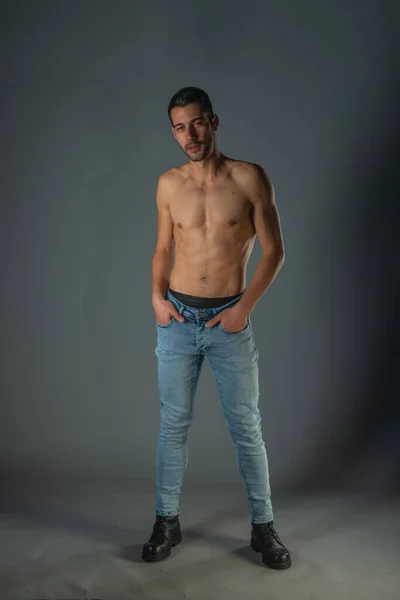 Retrato Hombre Deportivo Con Vaqueros Posando Con Torso Desnudo Estudio — Foto de Stock