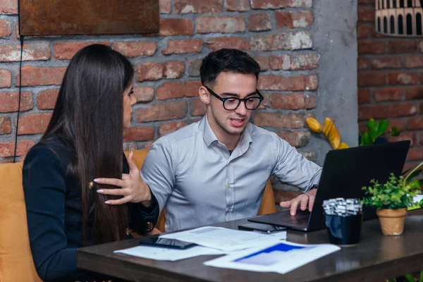 Incontro Lavoro Caffè Con Due Giovani Colleghi Seduti Tavolo Che — Foto Stock