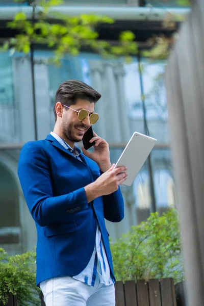 Städtischer Geschäftsmann Ist Zufrieden Mit Seinem Telefongespräch Und Seinen Arbeitsplänen — Stockfoto