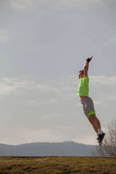 Starker Und Gutaussehender Sportler Springt Für Die Gute Strecke Die — Stockfoto