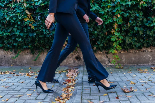 Patas Cerca Dos Personas Trajes Caminando Por Acera Ciudad Moderna — Foto de Stock