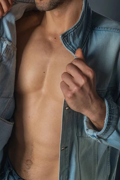 Bild Eines Jungen Gut Aussehenden Machos Mit Bauch Und Offener — Stockfoto