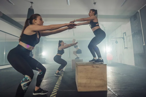 Skupina Atletických Mladých Fit Dívky Sportovním Oblečení Dělá Dřepy Mají — Stock fotografie