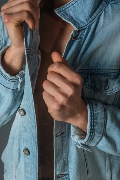 Imaginea Unui Tânăr Macho Chipeș Abdomen Jachetă Din Denim Deschis — Fotografie, imagine de stoc