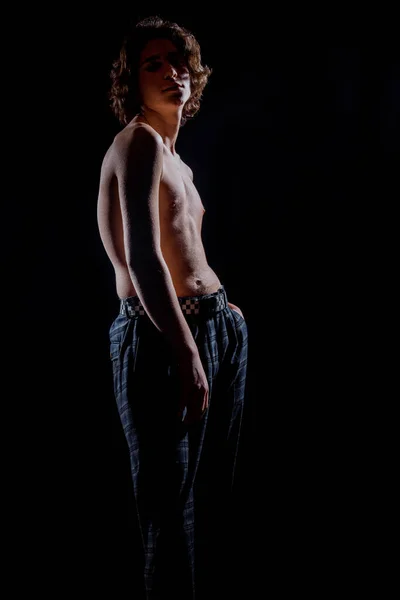 Çekici Genç Erkek Manken Kareli Pantolonla Üstsüz Poz Veriyor — Stok fotoğraf