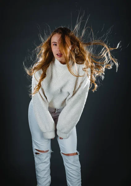 Молодая Счастливая Красивая Женщина Позирует Новой Моде Белые Джинсы Пушистая — стоковое фото