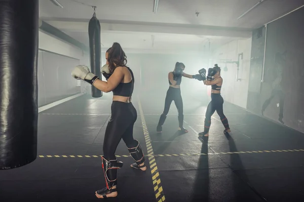 Mujer Boxeadora Boxeo Mujer Fitness Sonriendo Feliz Usando Guantes Boxeo — Foto de Stock