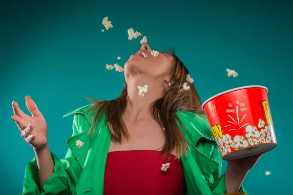 Schöne Mädchen Wirft Das Popcorn Beim Versuch Sie Essen — Stockfoto