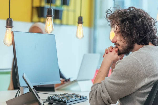 Wütend Sitzt Ein Verwirrter Geschäftsmann Mit Lockigem Haar Und Afrofrisur — Stockfoto